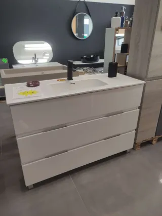 Mueble de baño blanco con lavabo..