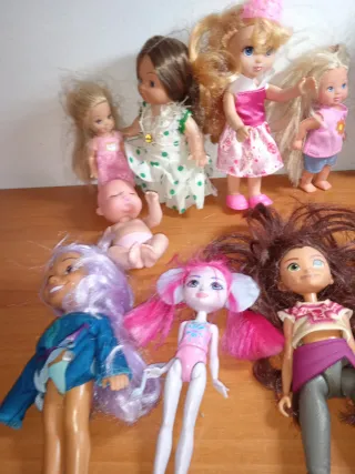 Lote de muñecas variadas