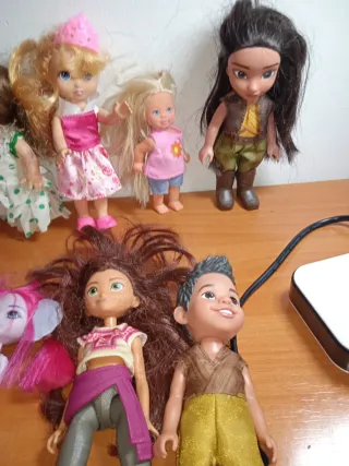 Lote de muñecas variadas