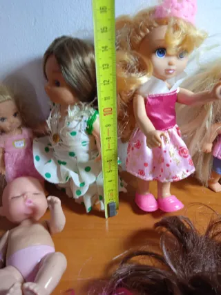 Lote de muñecas variadas