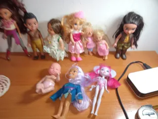 Lote de muñecas variadas