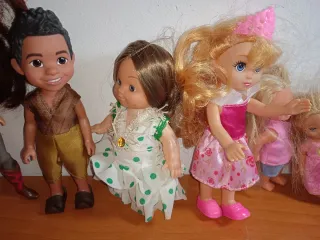 Lote de muñecas variadas