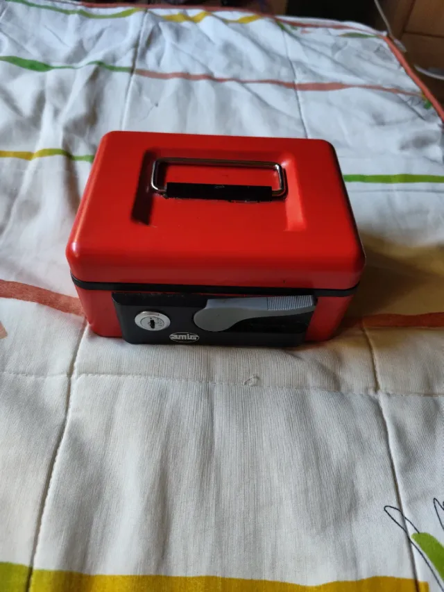 Caja Fuerte Roja con Cerradura