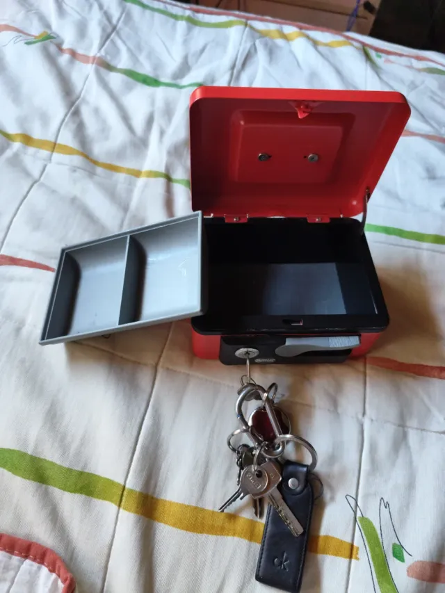 Caja Fuerte Roja con Cerradura