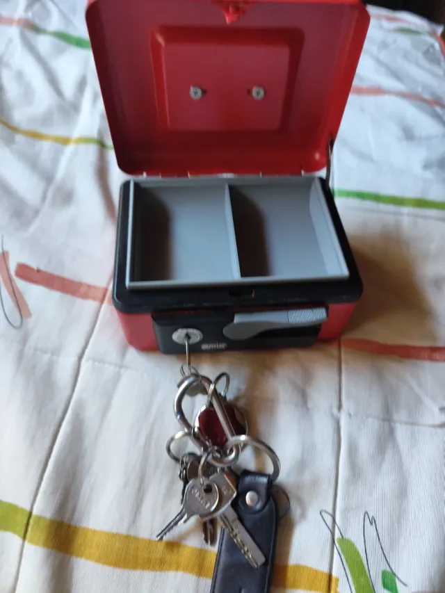 Caja Fuerte Roja con Cerradura