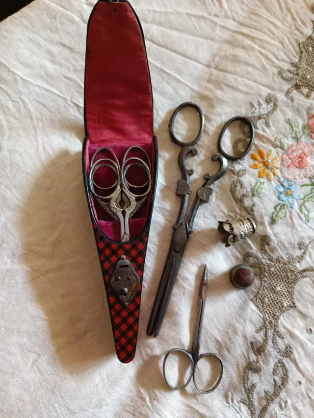 Estuche vintage tijeras costura y auxiliares