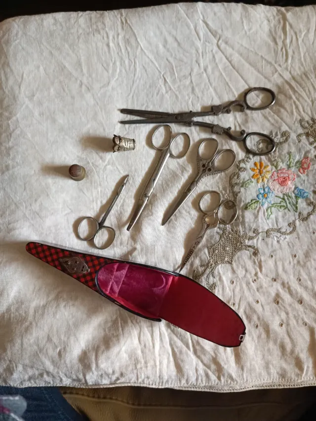 Estuche vintage tijeras costura y auxiliares