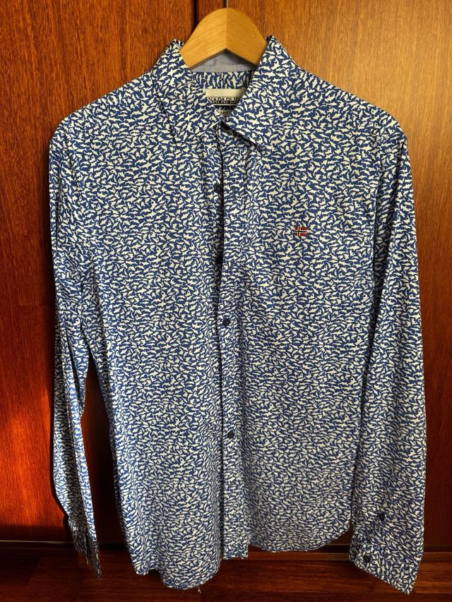 Camisa Napapijri azul y blanca estampada