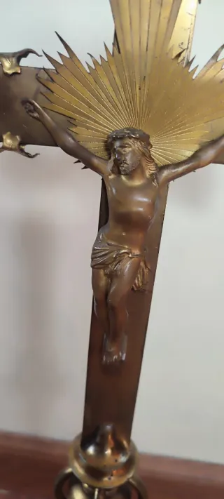 Cruz de altar de metal dorada