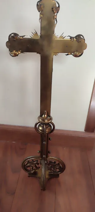 Cruz de altar de metal dorada