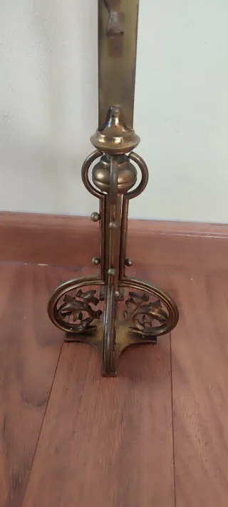 Cruz de altar de metal dorada