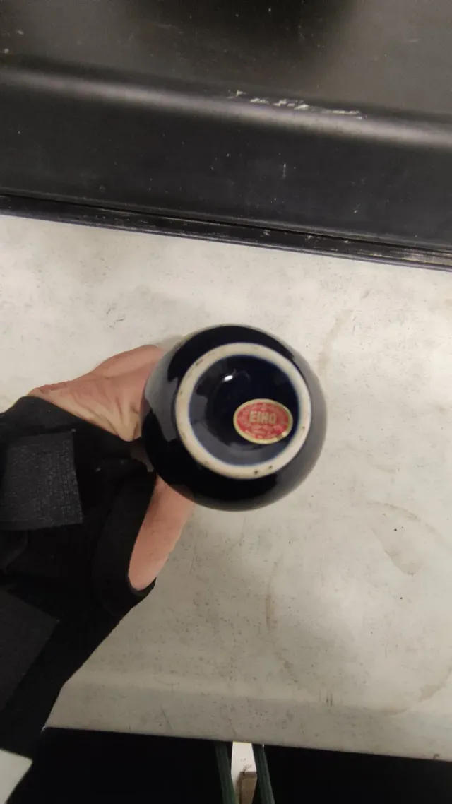 Jarrón de cerámica azul con diseño de pavo real