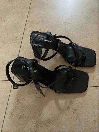 Sandalias negras Catwalk tacón cuadrado