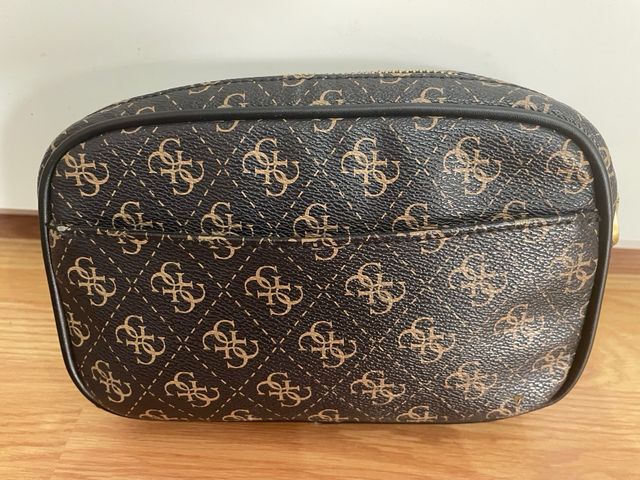 Neceser Guess Marrón y Dorado