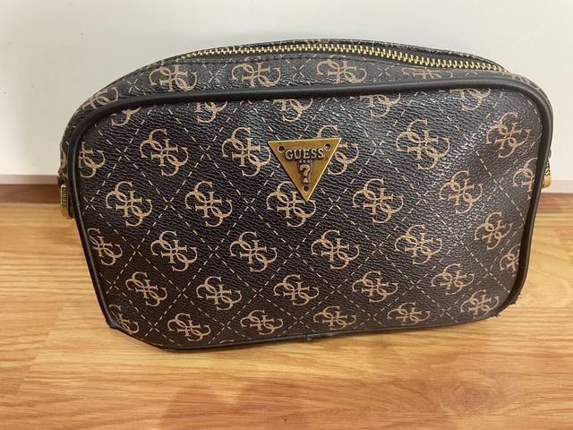 Neceser Guess Marrón y Dorado