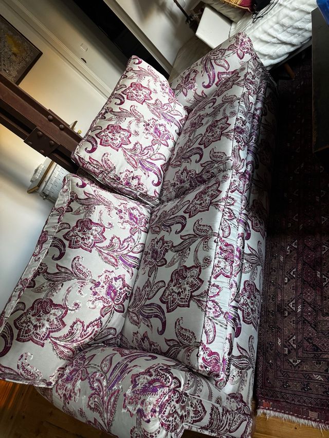 Sofá floral vintage púrpura y blanco, de plumón