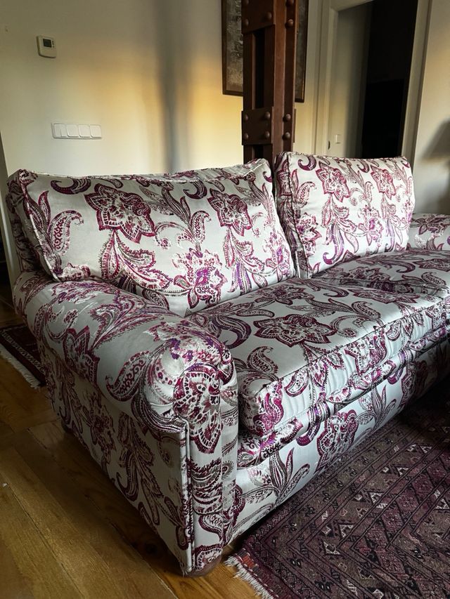 Sofá floral vintage púrpura y blanco, de plumón