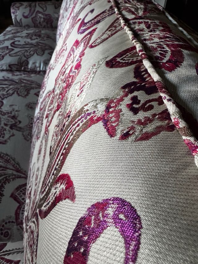 Sofá floral vintage púrpura y blanco, de plumón