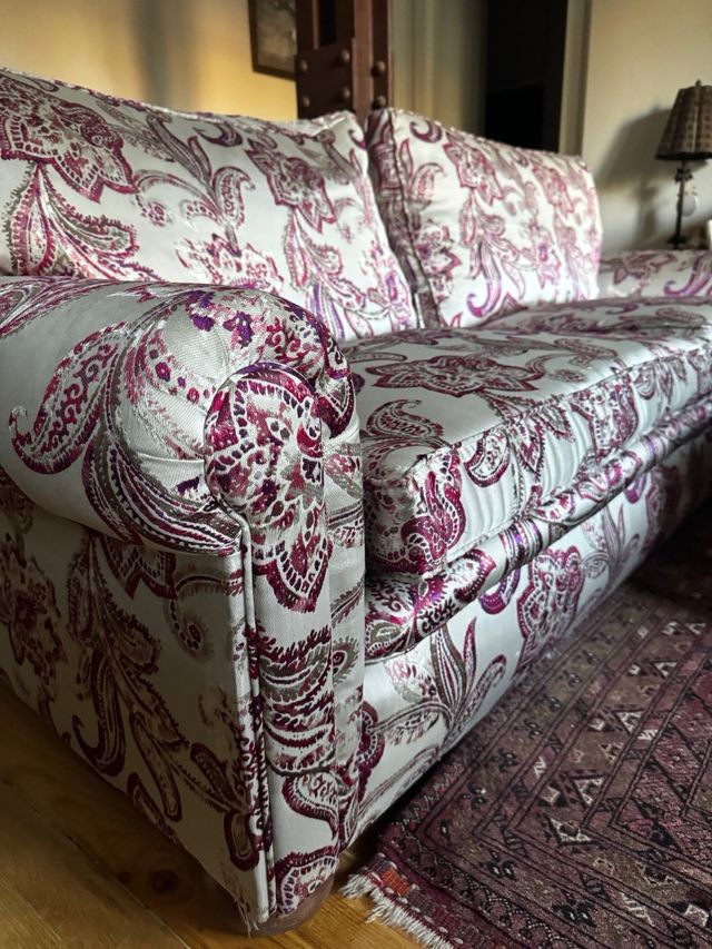 Sofá floral vintage púrpura y blanco, de plumón