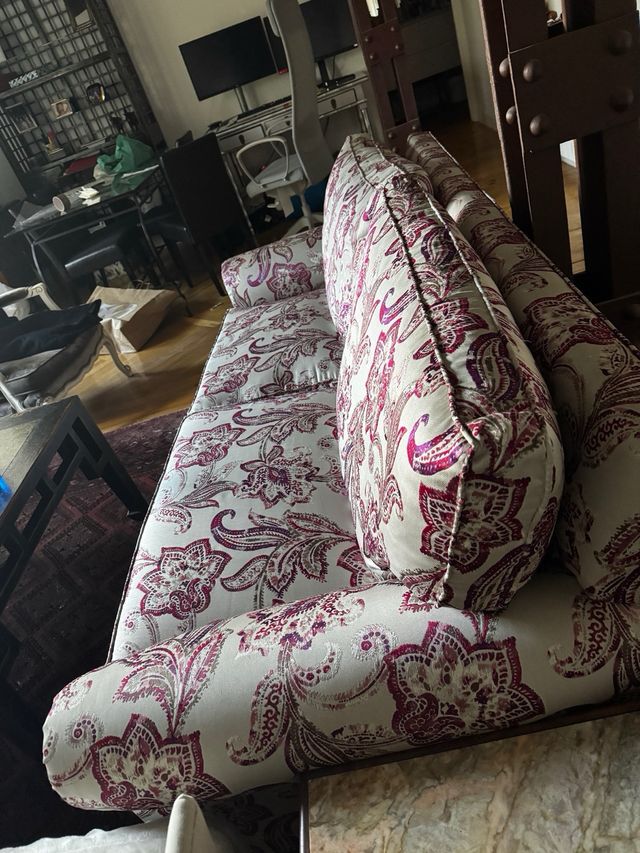 Sofá floral vintage púrpura y blanco, de plumón