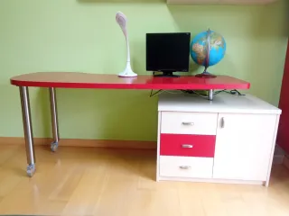 Escritorio juvenil con cajonera y puerta