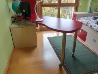 Escritorio juvenil con cajonera y puerta