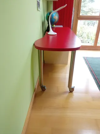 Escritorio juvenil con cajonera y puerta