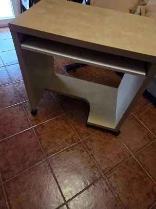 Escritorio madera con bandeja teclado