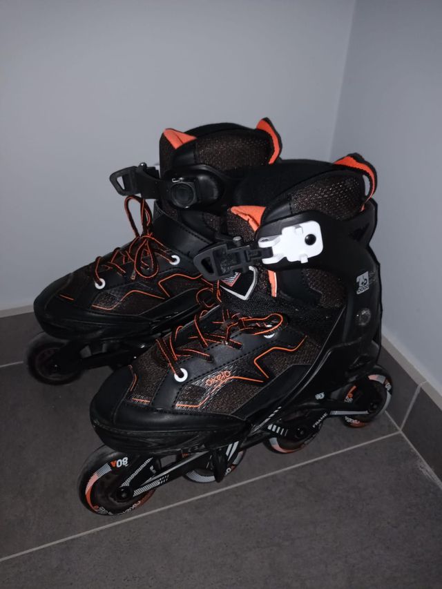 Patines en línea negros y naranjas