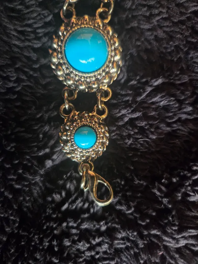 Pulsera dorada con piedras turquesa