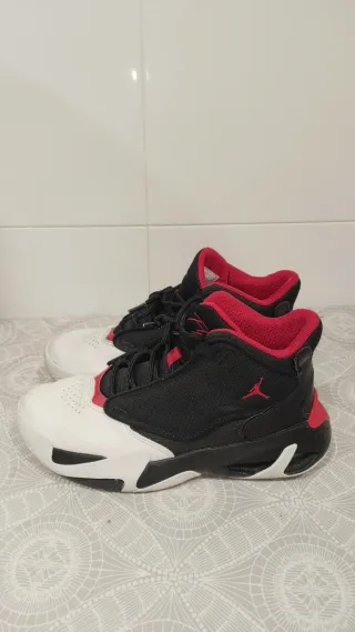 Botas Jordan Negras, Rojas y Blancas