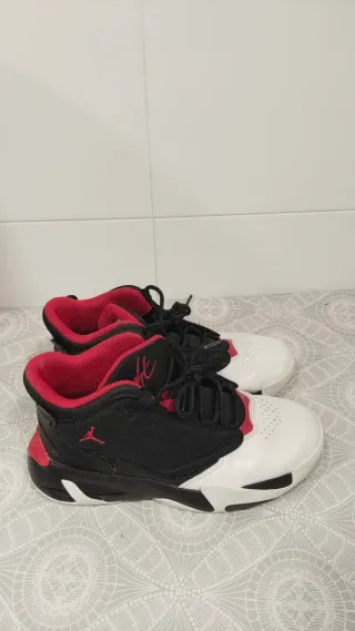 Botas Jordan Negras, Rojas y Blancas