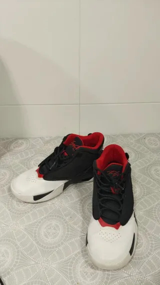 Botas Jordan Negras, Rojas y Blancas