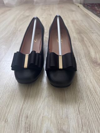 Zapatos mujer salón negros punta redonda con lazo
