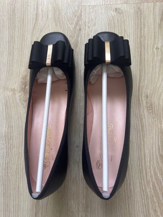 Zapatos mujer salón negros punta redonda con lazo