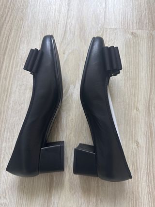 Zapatos mujer salón negros punta redonda con lazo