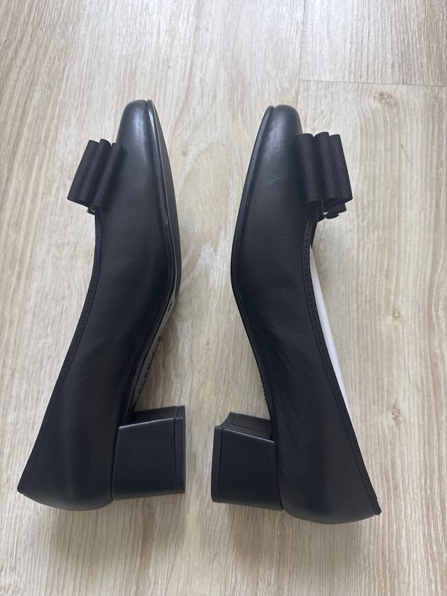 Zapatos mujer salón negros punta redonda con lazo