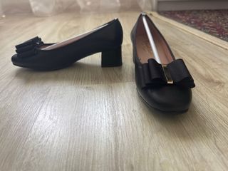 Zapatos mujer salón negros punta redonda con lazo