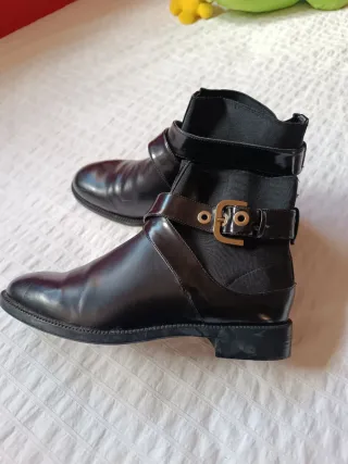 Botines negros con hebilla