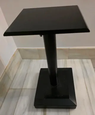 Mesa negra telescópica para TV