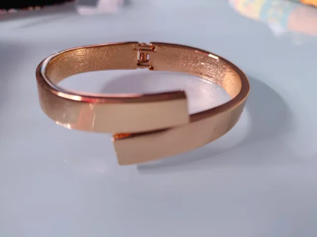 Pulsera dorada abierta