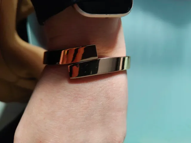 Pulsera dorada abierta