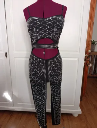 Mono de fiesta con pedrería plateada