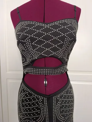 Mono de fiesta con pedrería plateada