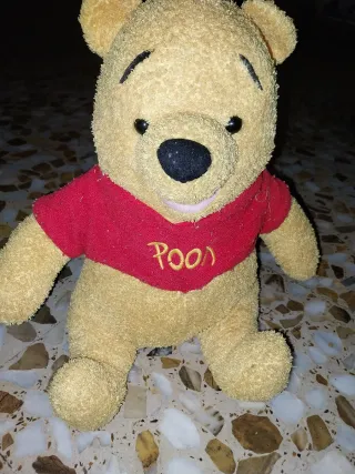 Peluche Winnie the Pooh con camiseta roja