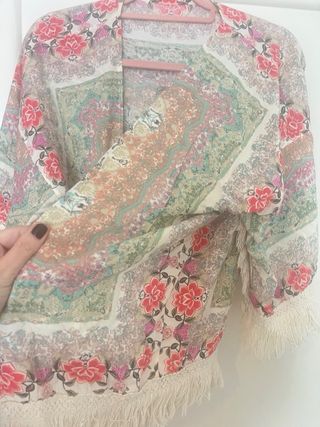 Kimono estampado con flecos