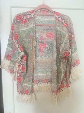 Kimono estampado con flecos