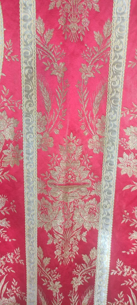 Casulla litúrgica roja bordada dorada Brocado.