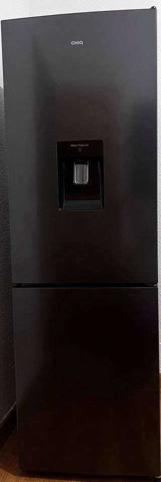 Frigorífico CHIQ Negro con dispensador