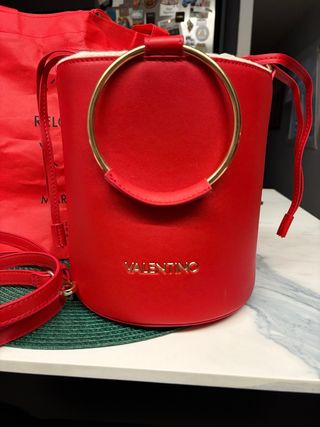 Bolso Valentino Rojo con Aro Dorado